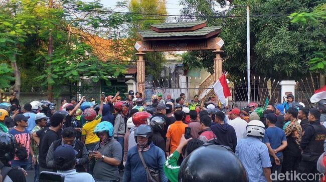 Tolak Kibarkan Merah Putih, Asrama Mahasiswa Papua Digeruduk Warga