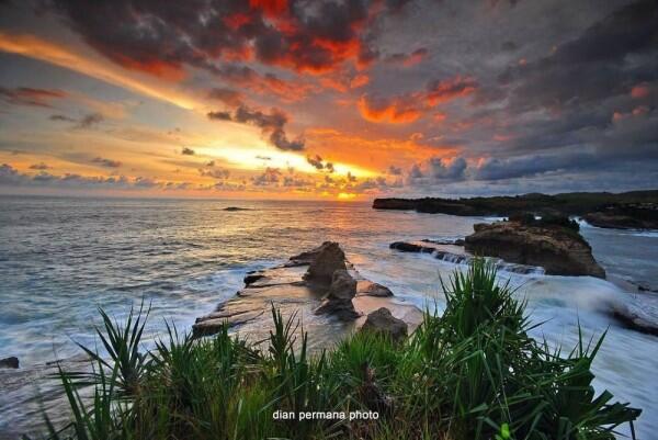 7 Rekomendasi Spot Sunset Paling Epik di Pacitan, Bikin Lupa Pulang