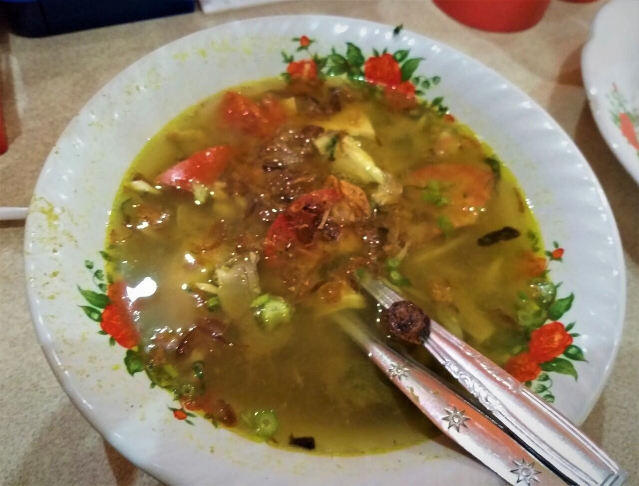 Nyobain Soto Gebraak yang Katanya Bikin Kaget