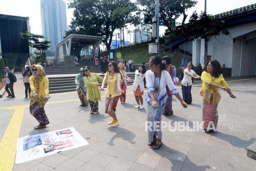 Selasa Berkebaya, Melawan Intoleransi Dengan Kebaya