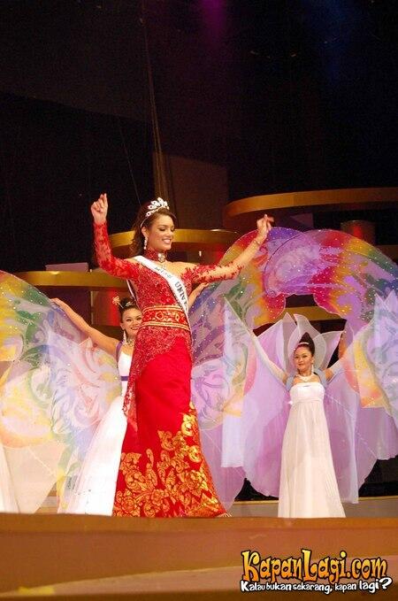 MISS UNIVERSE BERKEBAYA DAN MENGENAL SANG MAESTRO KEBAYA