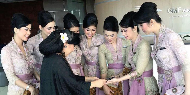 Tampil Beda, Pramugari Garuda Indonesia dalam Balutan Kebaya Karya Anne Avantie