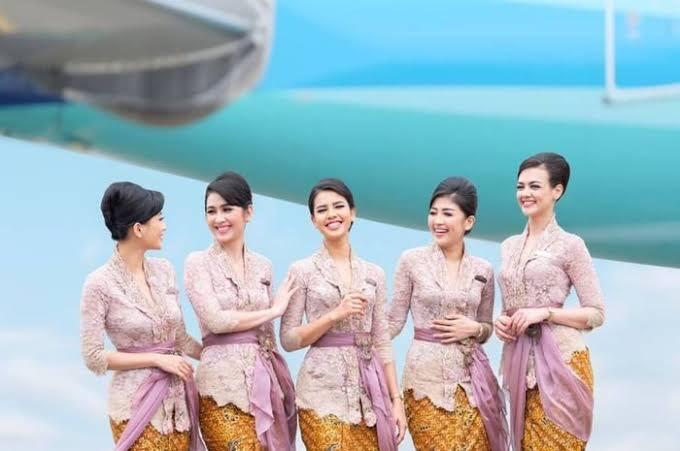 Tampil Beda, Pramugari Garuda Indonesia dalam Balutan Kebaya Karya Anne Avantie