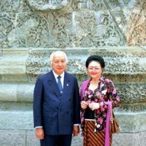 Kebaya Sebagai Pakaian Perempuan Indonesia