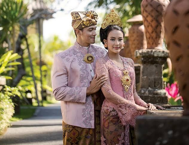 Kebaya Sebagai Pakaian Perempuan Indonesia