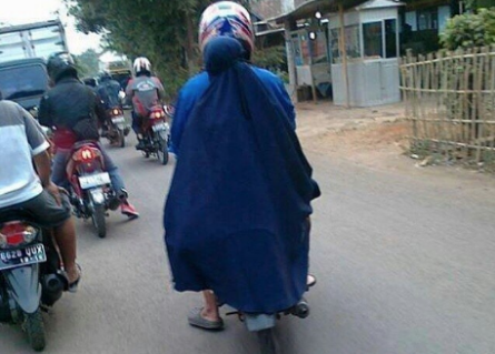 Baju Gamis Tersangkut Gir Motor, Seorang Ibu Jatuh Kemudian Meninggal