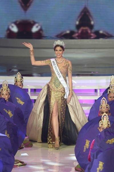 MISS UNIVERSE BERKEBAYA DAN MENGENAL SANG MAESTRO KEBAYA