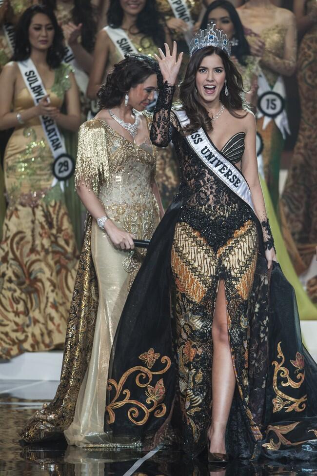 MISS UNIVERSE BERKEBAYA DAN MENGENAL SANG MAESTRO KEBAYA