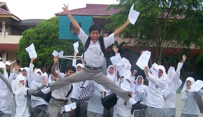 &#91;Pengalaman Mendapat Beasiswa&#93; Bukan Uang, Aku Lulus Sekolah karena Tekad!