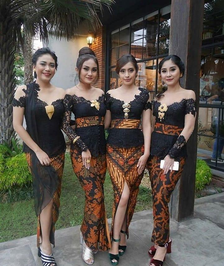 Memakai Kebaya Kenapa Engga ..