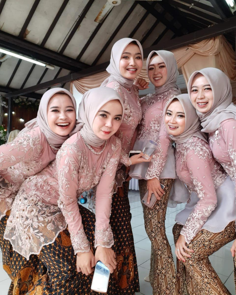 Memakai Kebaya Kenapa Engga ..