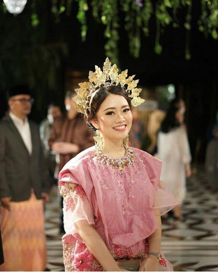 Bukan Hanya Daerah Lain Sulawesi Juga Punya Kebaya Loh! Penasaran?