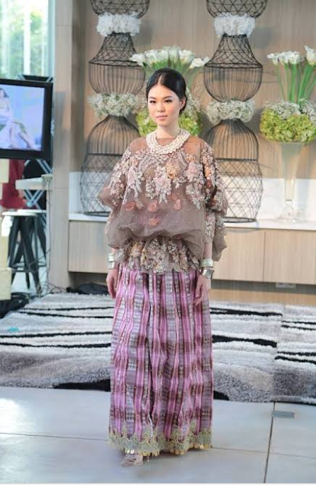 Bukan Hanya Daerah Lain Sulawesi Juga Punya Kebaya Loh! Penasaran?