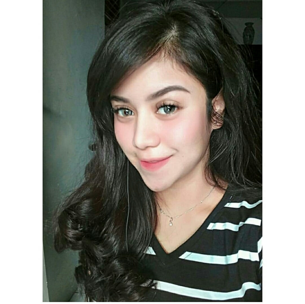 Kelewat Cantik, Guru Cantik Ini Panen Surat Cinta dari Para Siswanya