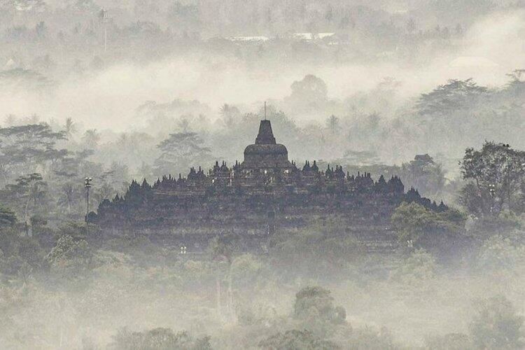 Menyaksikan Sunrise dengan Latar Borobudur dari Punthuk Setumbu