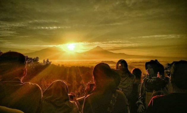 Menyaksikan Sunrise dengan Latar Borobudur dari Punthuk Setumbu