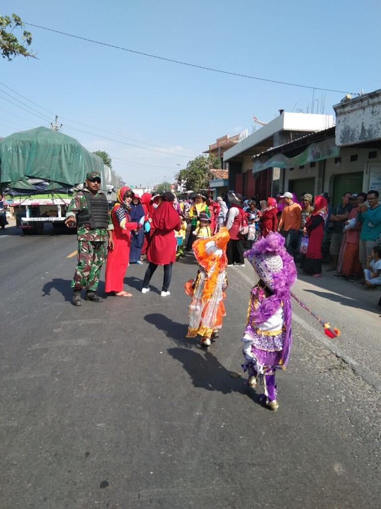 Peran Babinsa Saat Pawai Karnaval Kemerdekaan Berlangsung