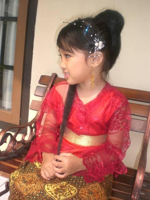 Kebaya Dan Anak Perempuan Indonesia