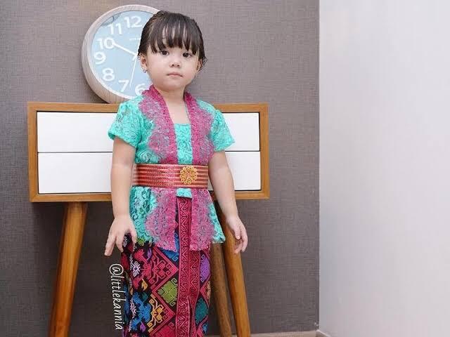 Kebaya Dan Anak Perempuan Indonesia