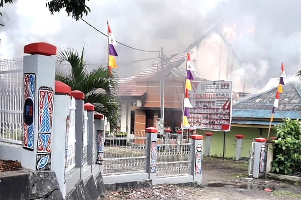 Kesal Bupati dan Ketua DPRD Tak Datang, Aksi Massa di Mimika Rusuh