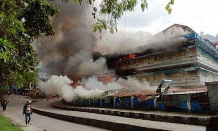Makin Tegang, Pendemo Bakar Pasar Thumburuni di Fakfak Papua