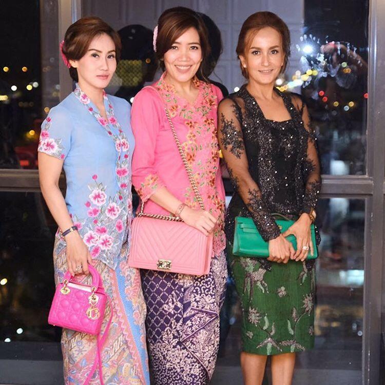 Adalah Kebaya Encim Pemberian Terbaik Dari Saudara