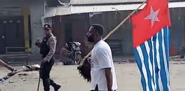 Menenteng Bintang Kejora Dekat Polisi
