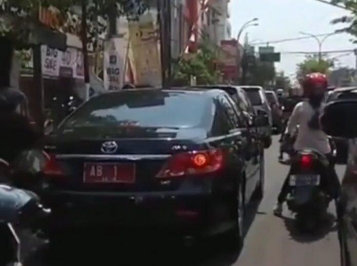 Terjebak Macet Tanpa Pengawalan, Sri Sultan Hamengkubuwono X Tuai Pujian Netizen