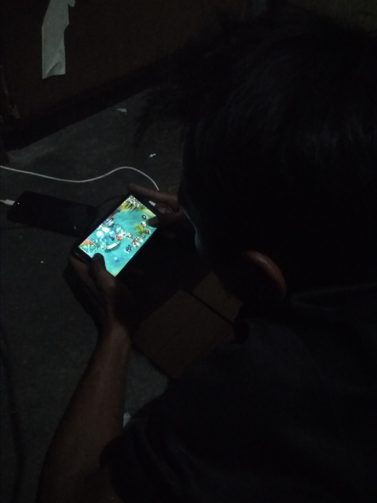 Di Jaman Sekarang Main Games Gak Perlu Ke Tempat Rental Ps,pake Handphone Aja