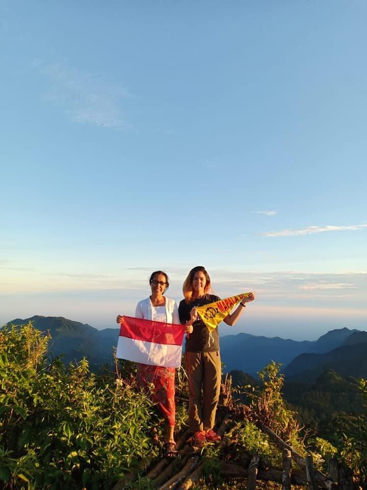 Mengenal Rahmi Hidayanti, Srikandi Penakluk Gunung dengan Kebaya.