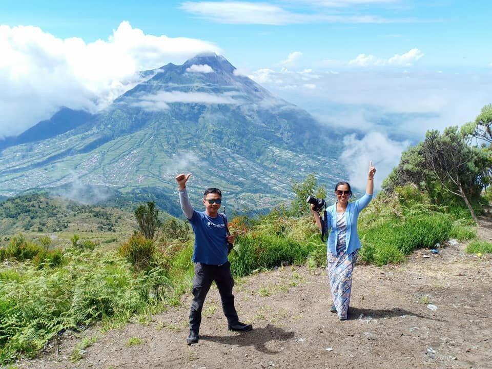 Mengenal Rahmi Hidayanti, Srikandi Penakluk Gunung dengan Kebaya.