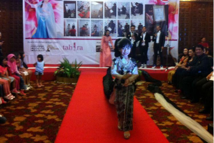 Tak Kalah dengan Busana Modern, Kebaya bisa Memecahkan Rekor juga lho