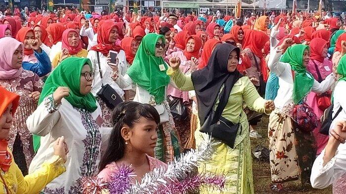 Tak Kalah dengan Busana Modern, Kebaya bisa Memecahkan Rekor juga lho