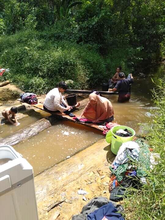 Emak Hits Zaman Now, Cuci Baju di Pinggir Sungai Dengan Mesin Cuci! Listriknya?