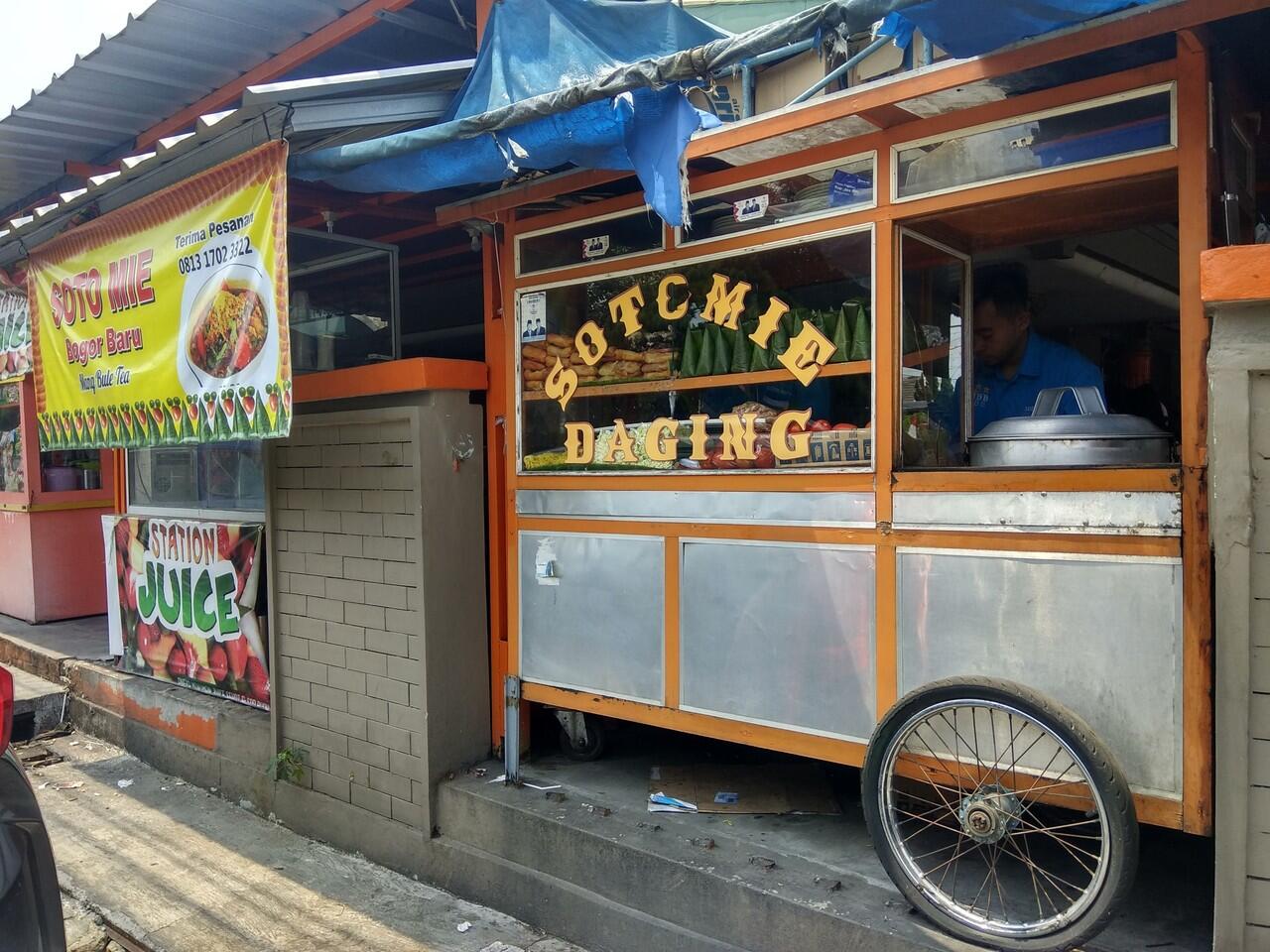 Nikmatnya Makan Soto Mie Bogor Baru Mang Bule di Kota Hujan!