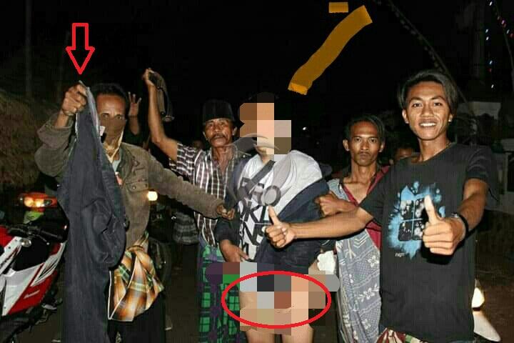 Ketahuan Ngamar dengan Bidan Desa. Oknum Polisi Digerebek dan Diarak Warga