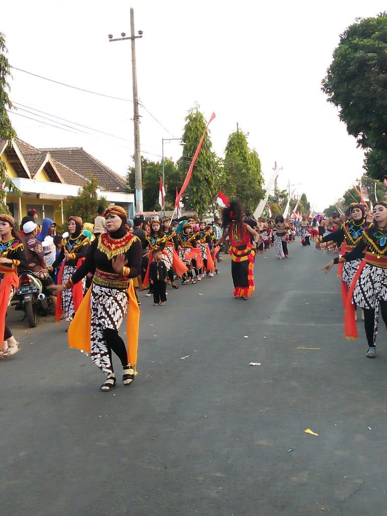 Potret Unik Kreasi Masyarakat dalam Pawai Kemerdekaan RI