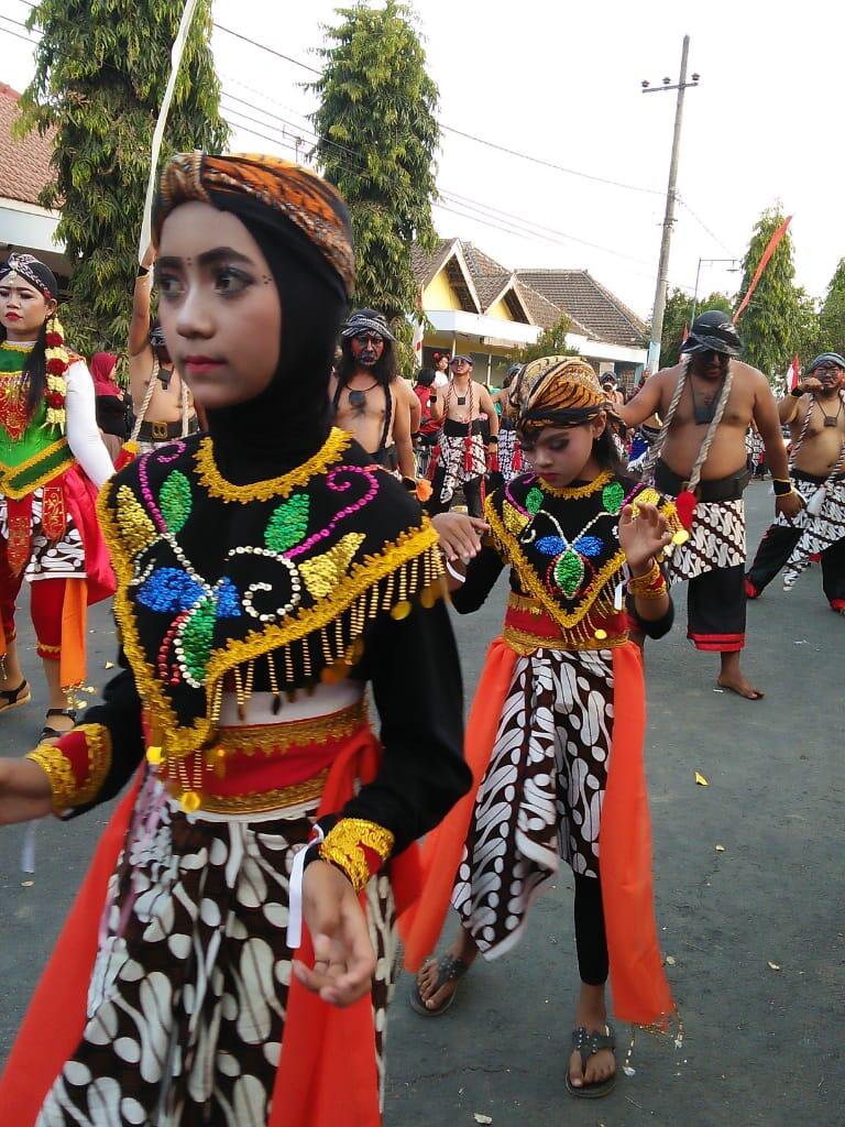 Potret Unik Kreasi Masyarakat dalam Pawai Kemerdekaan RI