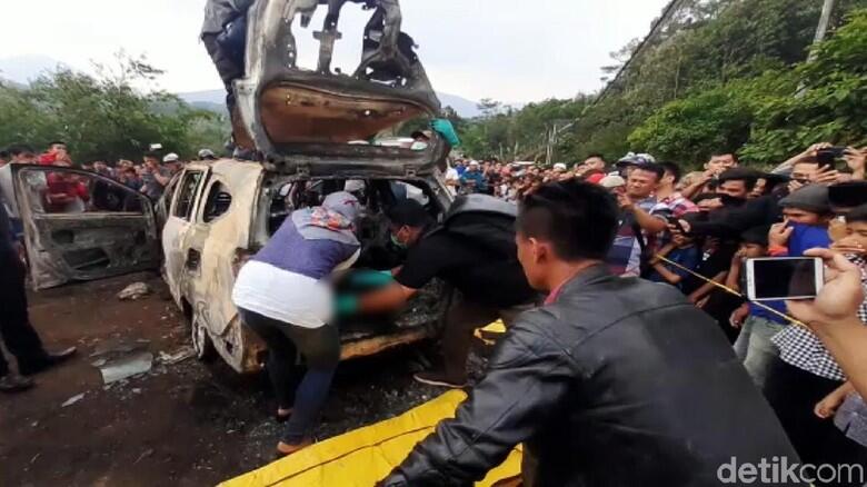 Sadis, Istri Bunuh dan Bakar Suami Beserta Anak Tirinya