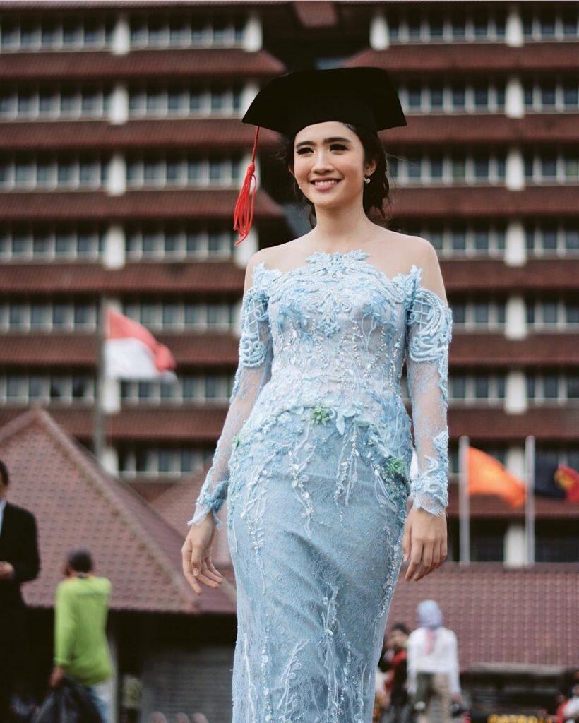 Kebaya Dan Wisuda