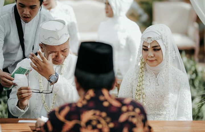 Grogi Pas Ijab Qabul, Penghulunya Dinikahkan oleh Pengantin