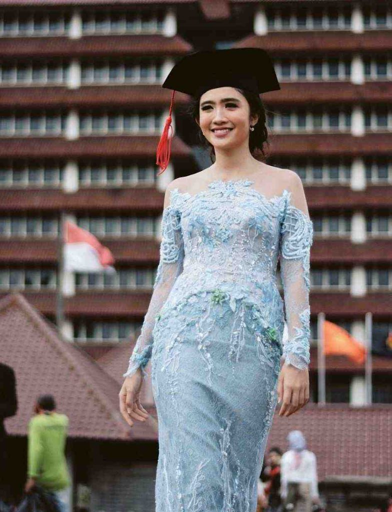 Kebaya, Pakaian Tradisional yang Fleksibel, Kaya Model dan Selalu Up to Date