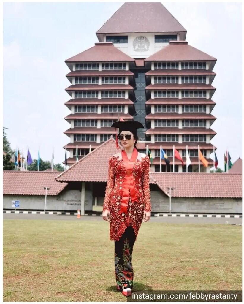 Bingung Pilih Baju Pesta? Pake Kebaya Aja Sista!