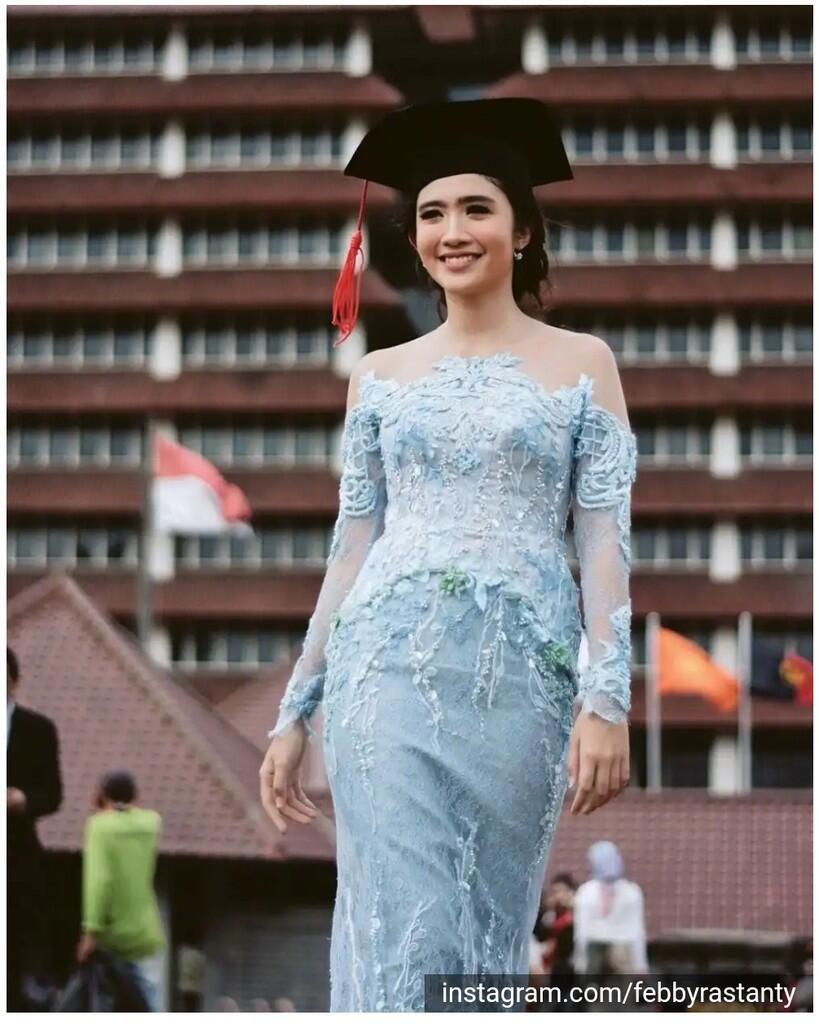 Bingung Pilih Baju Pesta? Pake Kebaya Aja Sista!