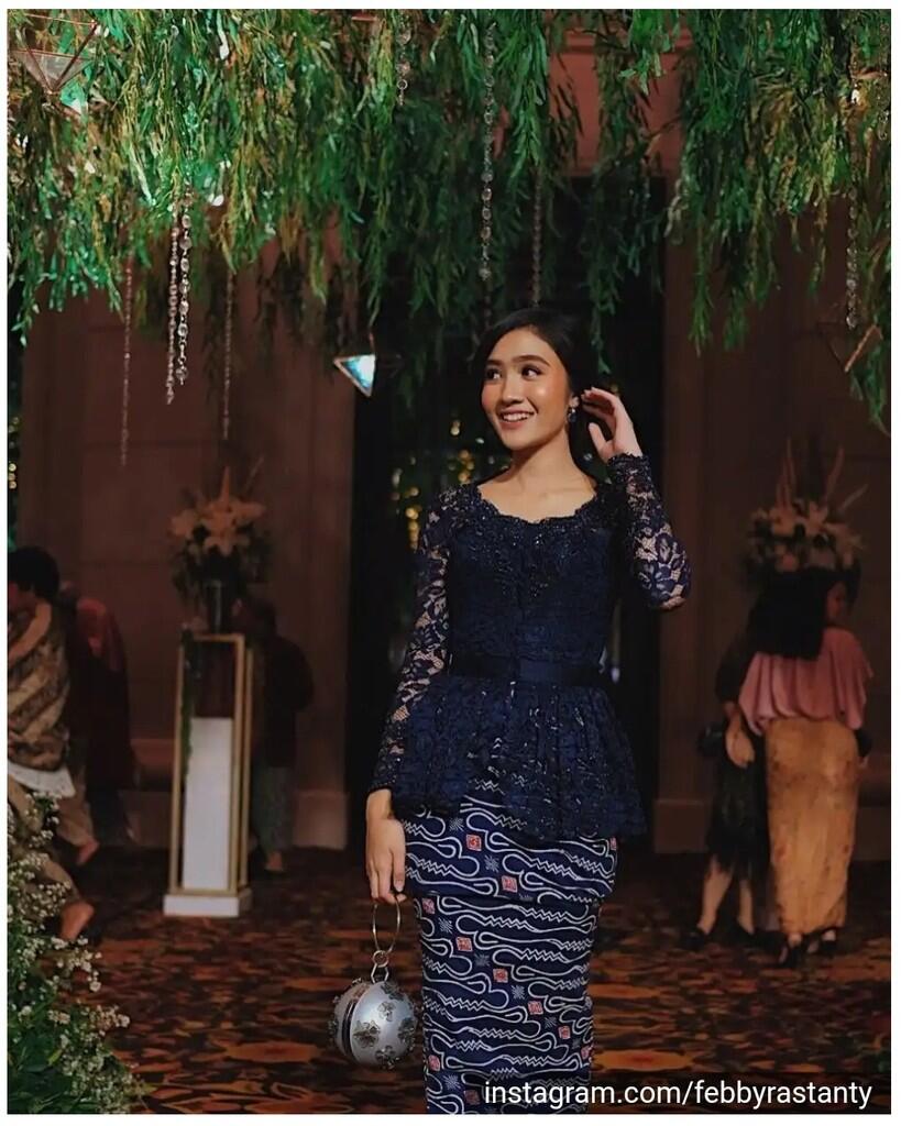 Bingung Pilih Baju Pesta? Pake Kebaya Aja Sista!