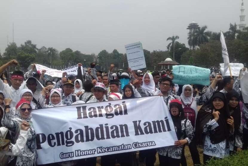 Memajukan Pendidikan Indonesia Dengan Memuliakan Guru