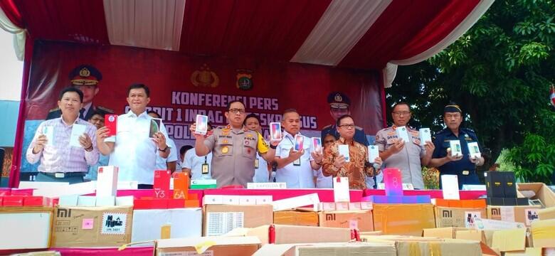 Polisi Tangkap Penyelundup Ribuan HP Ilegal dari China