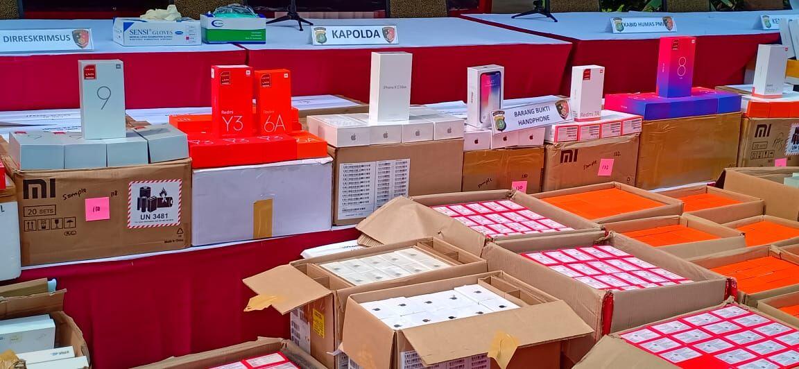 Polisi Tangkap Penyelundup Ribuan HP Ilegal dari China