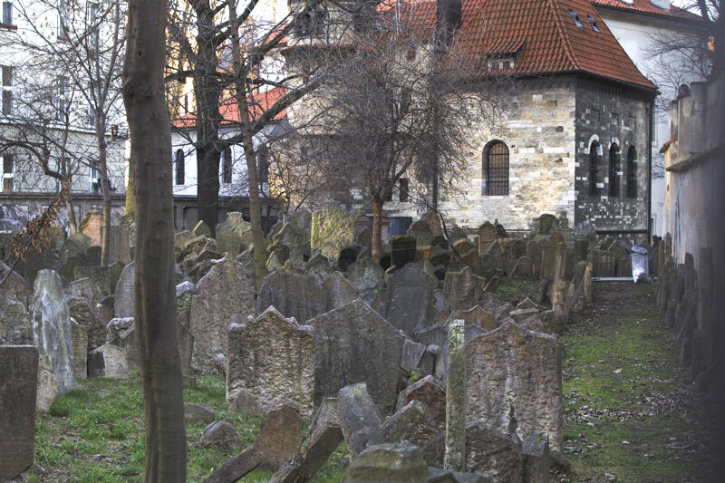 7 Kuburan Paling Seram di Dunia, Jangan Coba-coba Melindasnya!