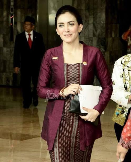 Potret Kebaya Rieke Diah Pitaloka Si Oneng Yang Jadi Srikandi Di DPR